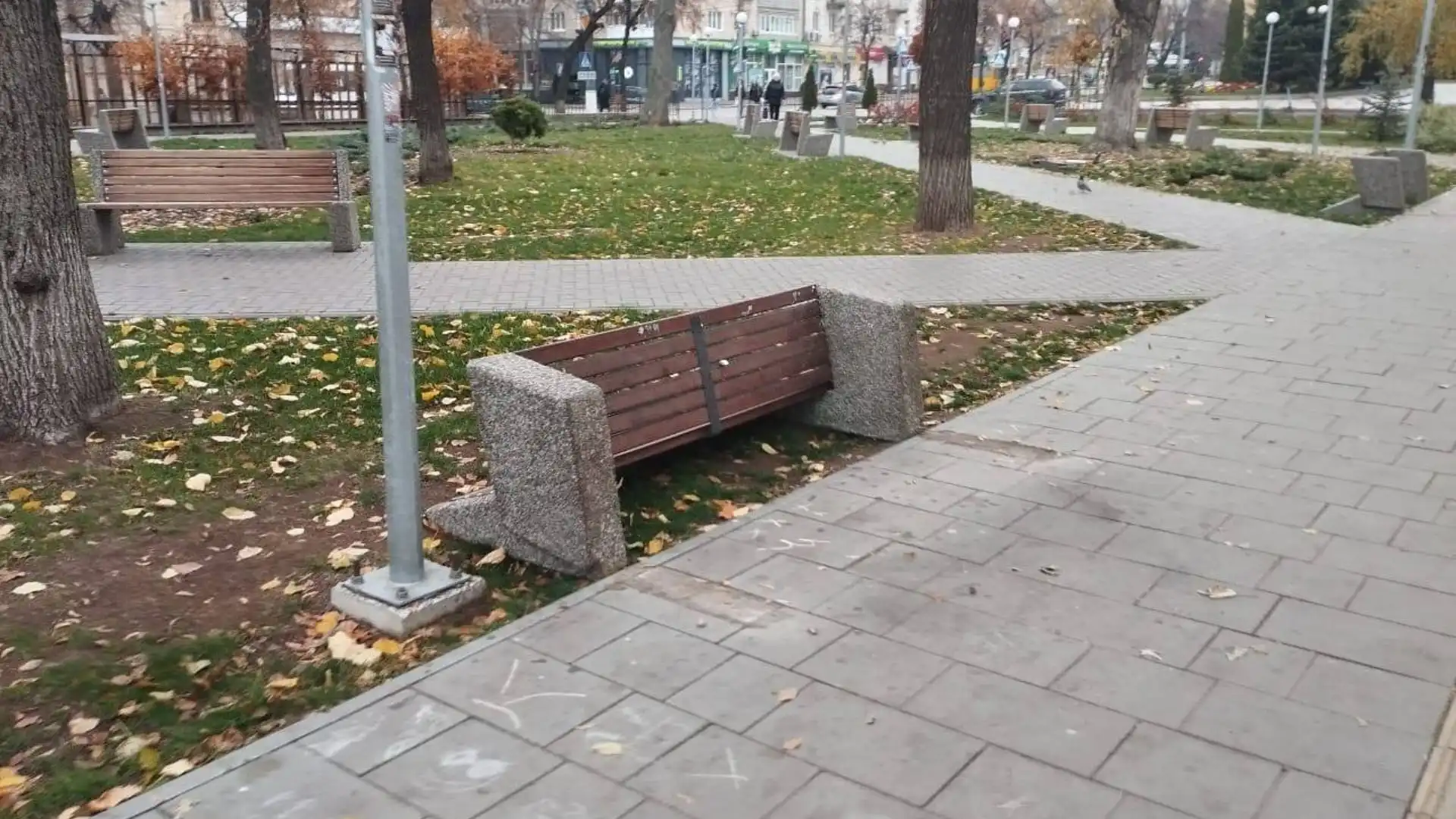 Знову перевернули лавки в Центральному сквері у Кропивницькому: попередніх порушників не знайшли