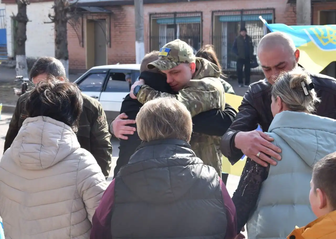 Повернувся додому після майже 4 років у полоні: на Кіровоградщині зустріли захисника