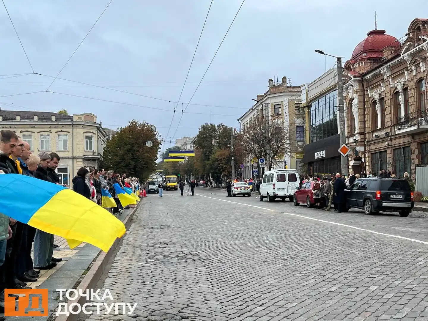 Із захисником Дмитром Шиловим попрощалися у Кропивницькому: містом проїхав траурний кортеж