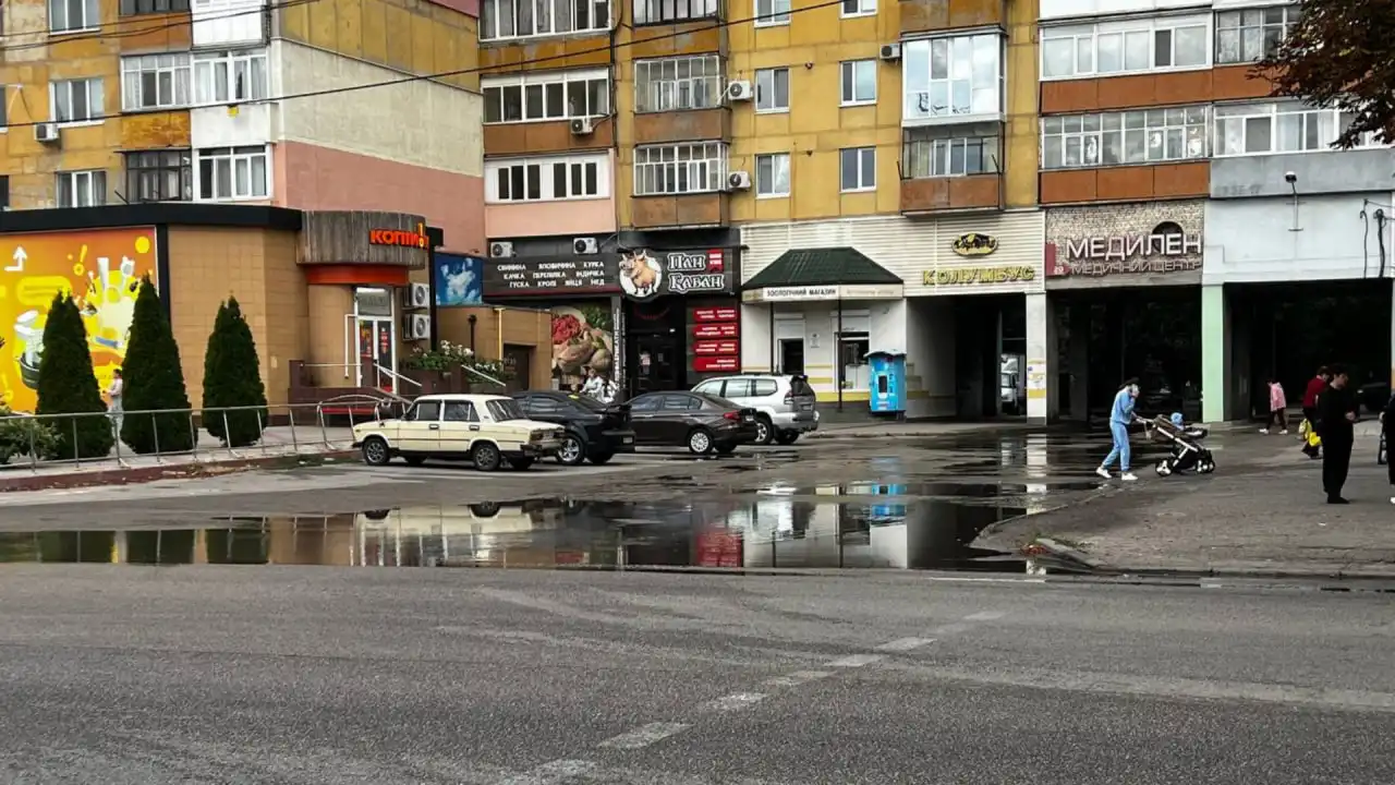 Затоплює дорогу на Ковалівці