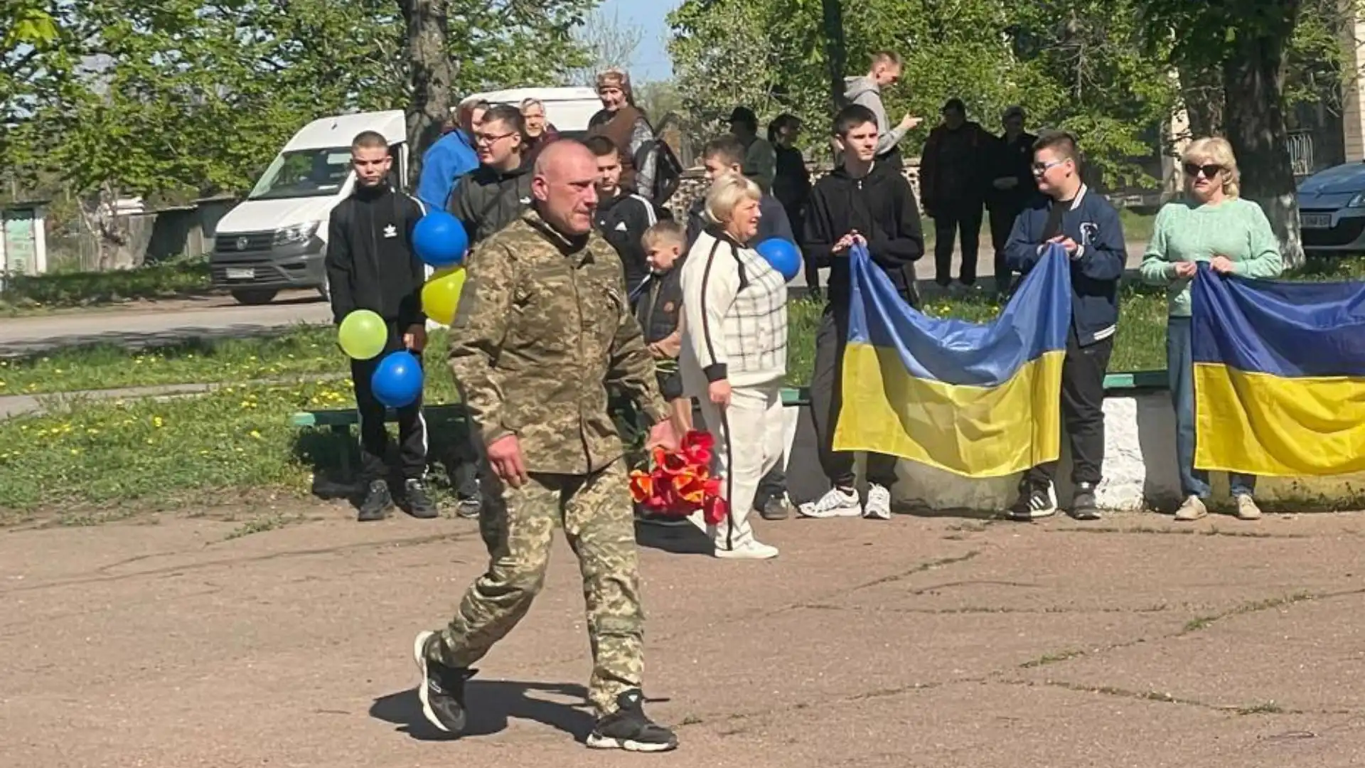 Звільненого з полону захисника Павла Лопатинського зустріли на Кіровоградщині