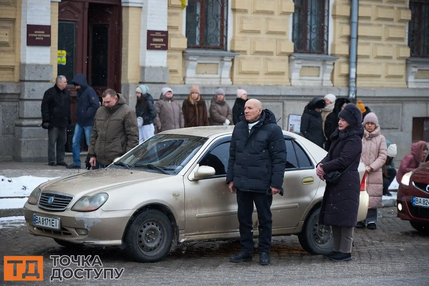 Містяни стали навколішки, віддаючи шану загиблому захиснику.