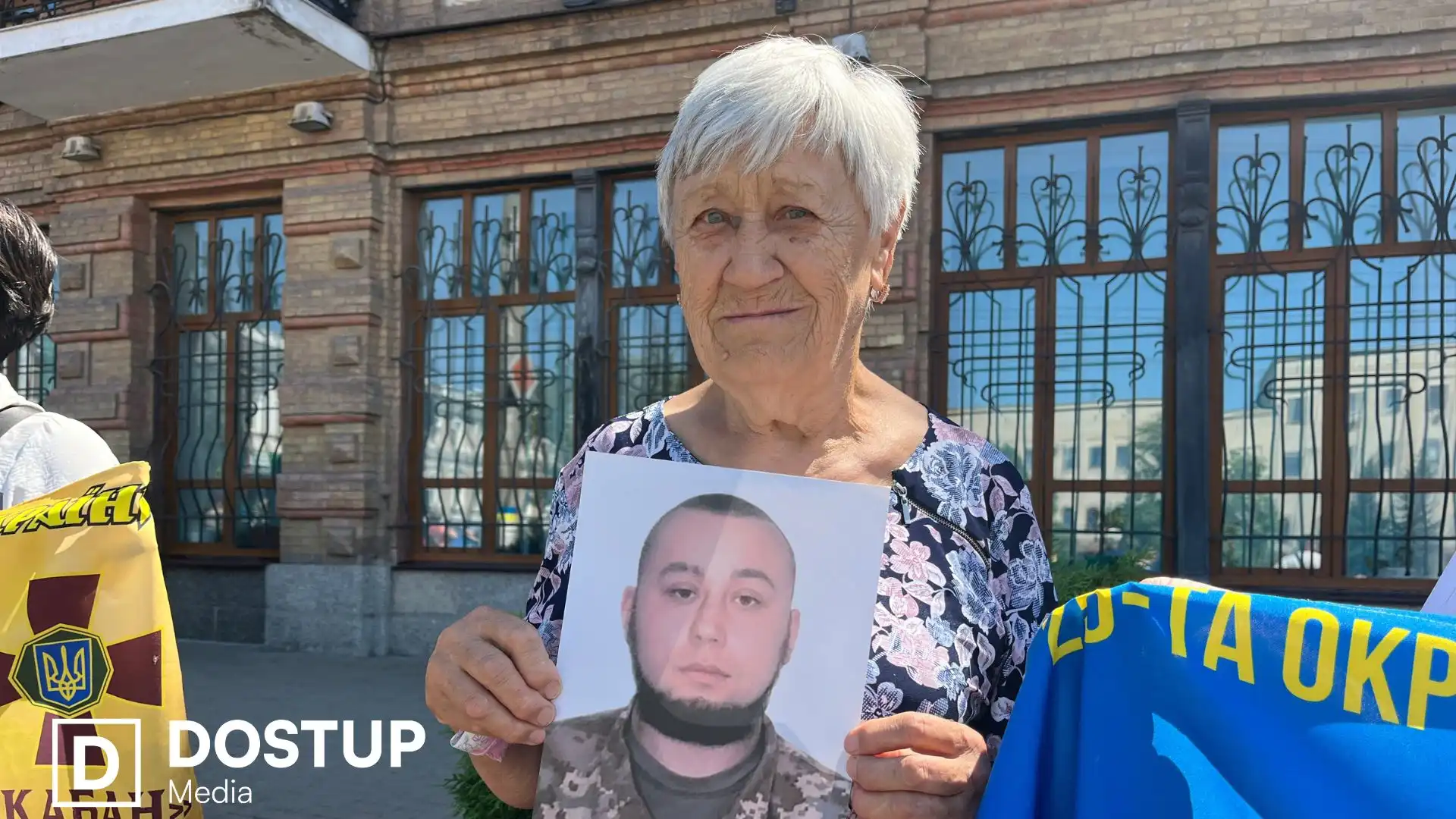 На акцію прийшла Ніна Гончаренко, яка чекає на свого 23-річного онука Еміра Хана Акчая.