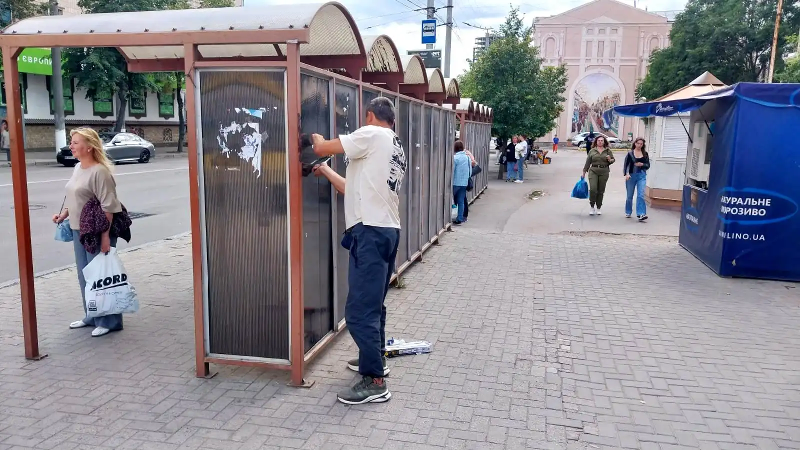 Відремонтували зупинку в центрі міста