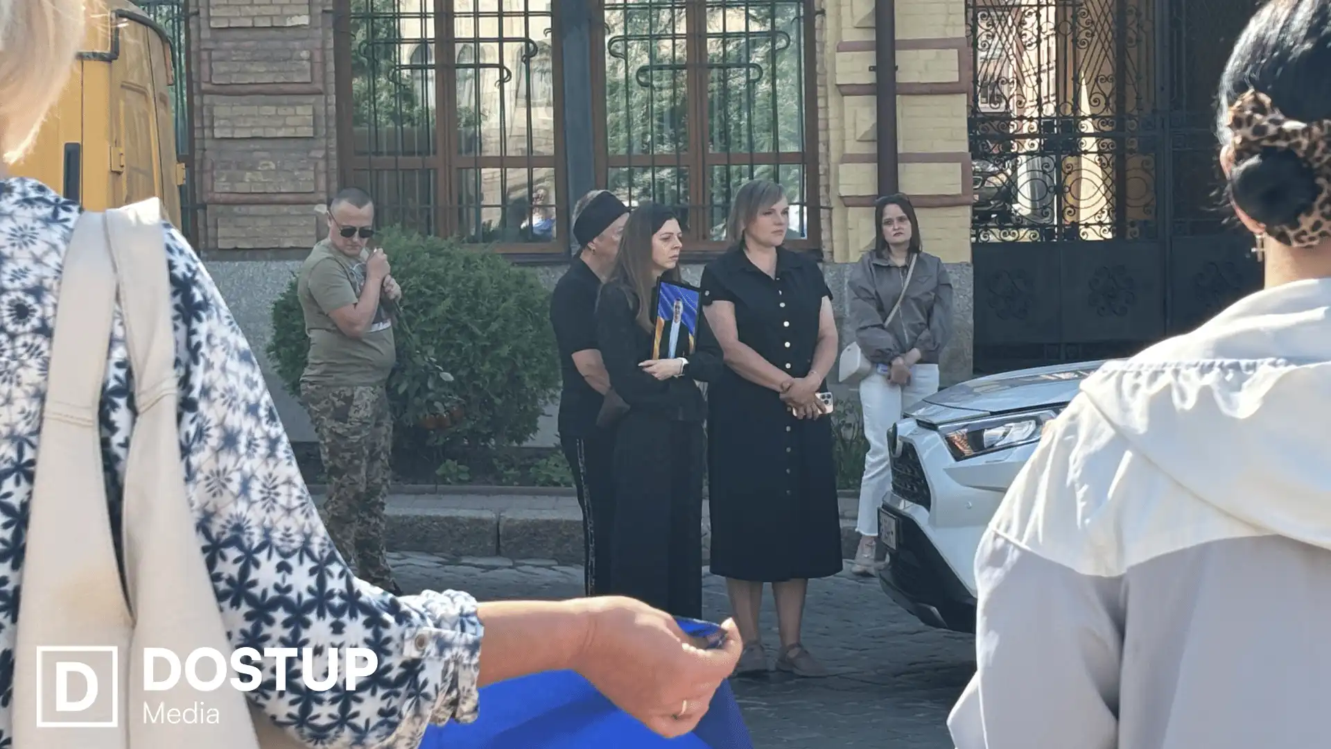 Рідні загиблого військового під час прощання у Кропивницькому
