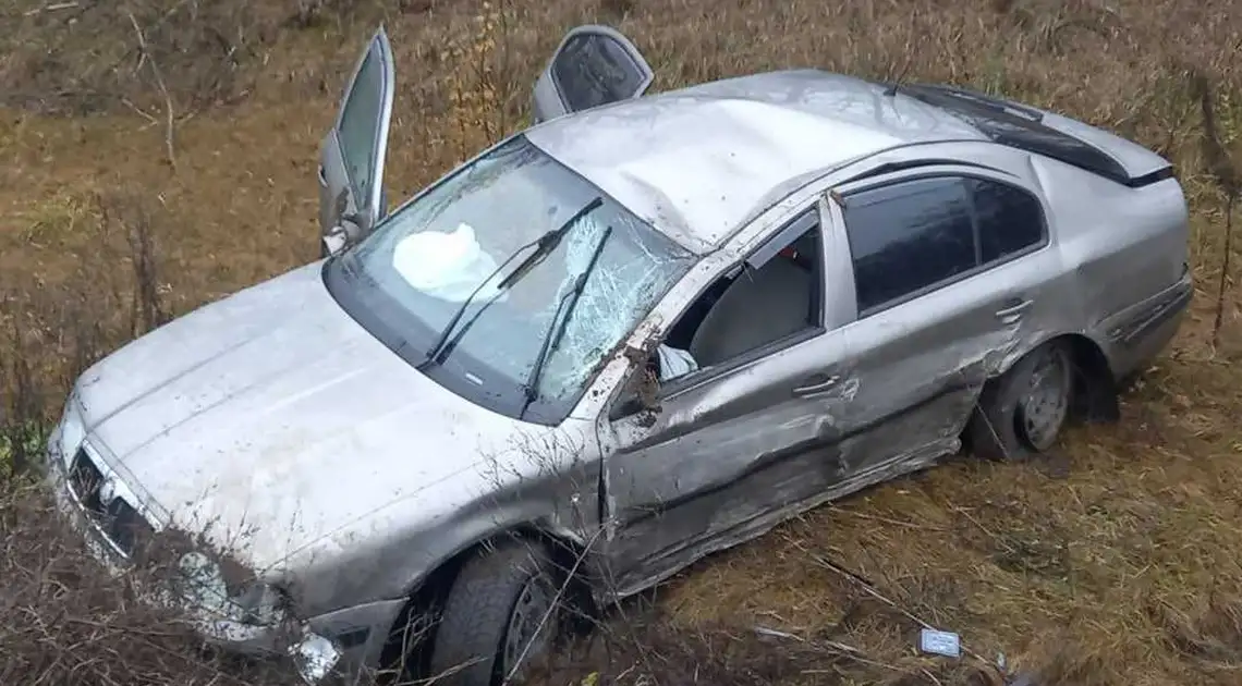 На Кіровоградщині сталася ДТП, внаслідок якої автомобіль Skoda злетів у кювет фото 1