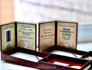 На Кіровоградщині родинам військових, які загинули на фронті, передали Oрден Бoгдана Хмельницькoгo III ступеня та медаль "Захисник Вітчизни"