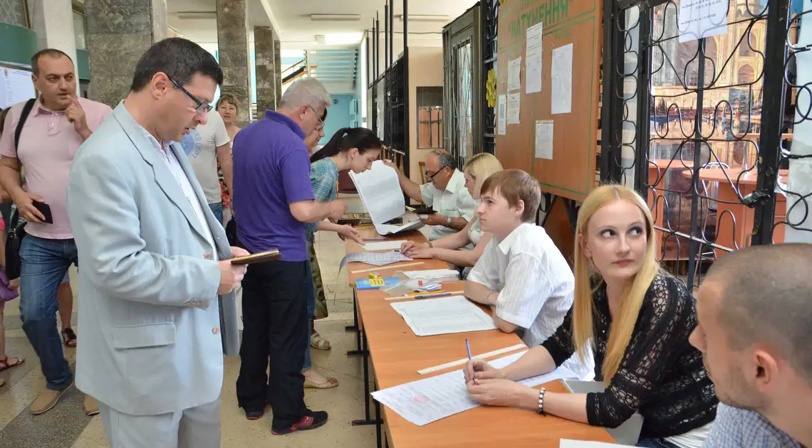 Голова ОДА проголосував у Кіровограді (ФОТО) фото 1