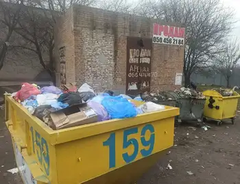 У Кpопивницькому контейнеpи для будівельних відходів зaвaлюють побутовим сміттям (ФОТО) фото 1
