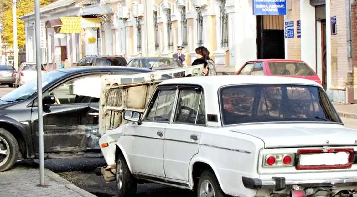 У центрі Кіровограда зіткнулися „Жигулі” і „Рено” (ФОТО) фото 1