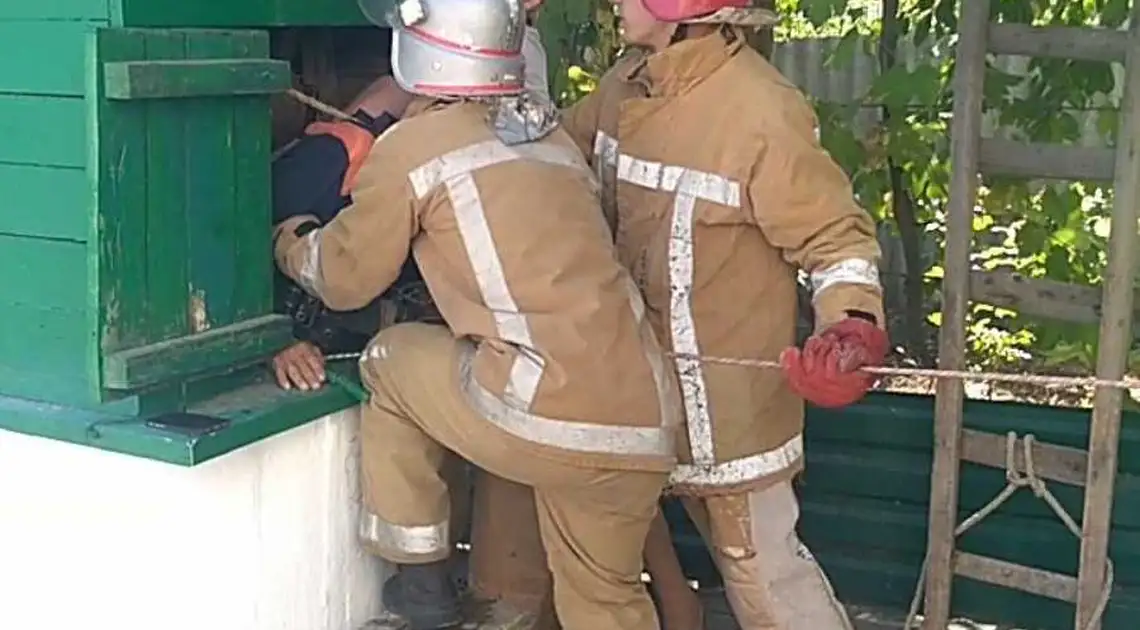 На Кіровоградщині рятувальники дістали чоловіка з колодязя (ФОТО) фото 1
