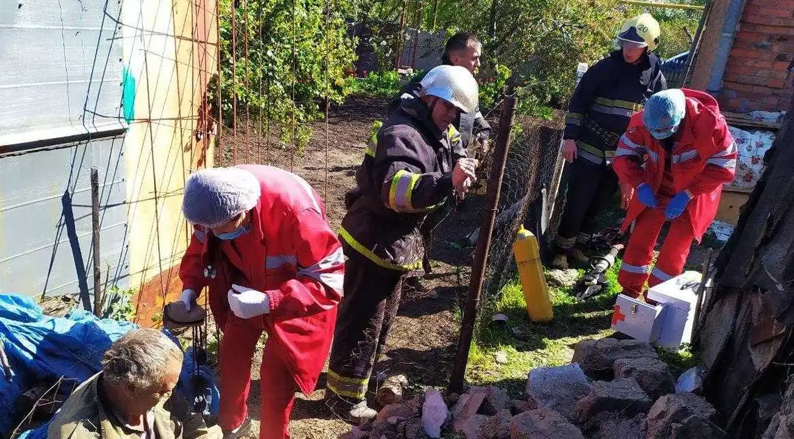 На Кіровоградщині рятувальники дістали чоловіка з-під завалу стіни будівлі (ФОТО) фото 1