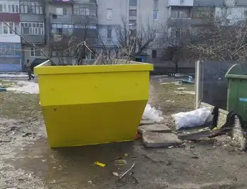 Жителі Кропивницького викидають пакети зі сміттям у бункери для будівельних відходів (ФОТО) фото 1