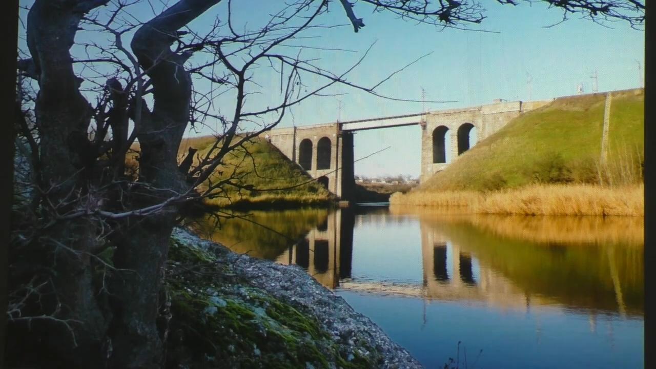 Міст через річку