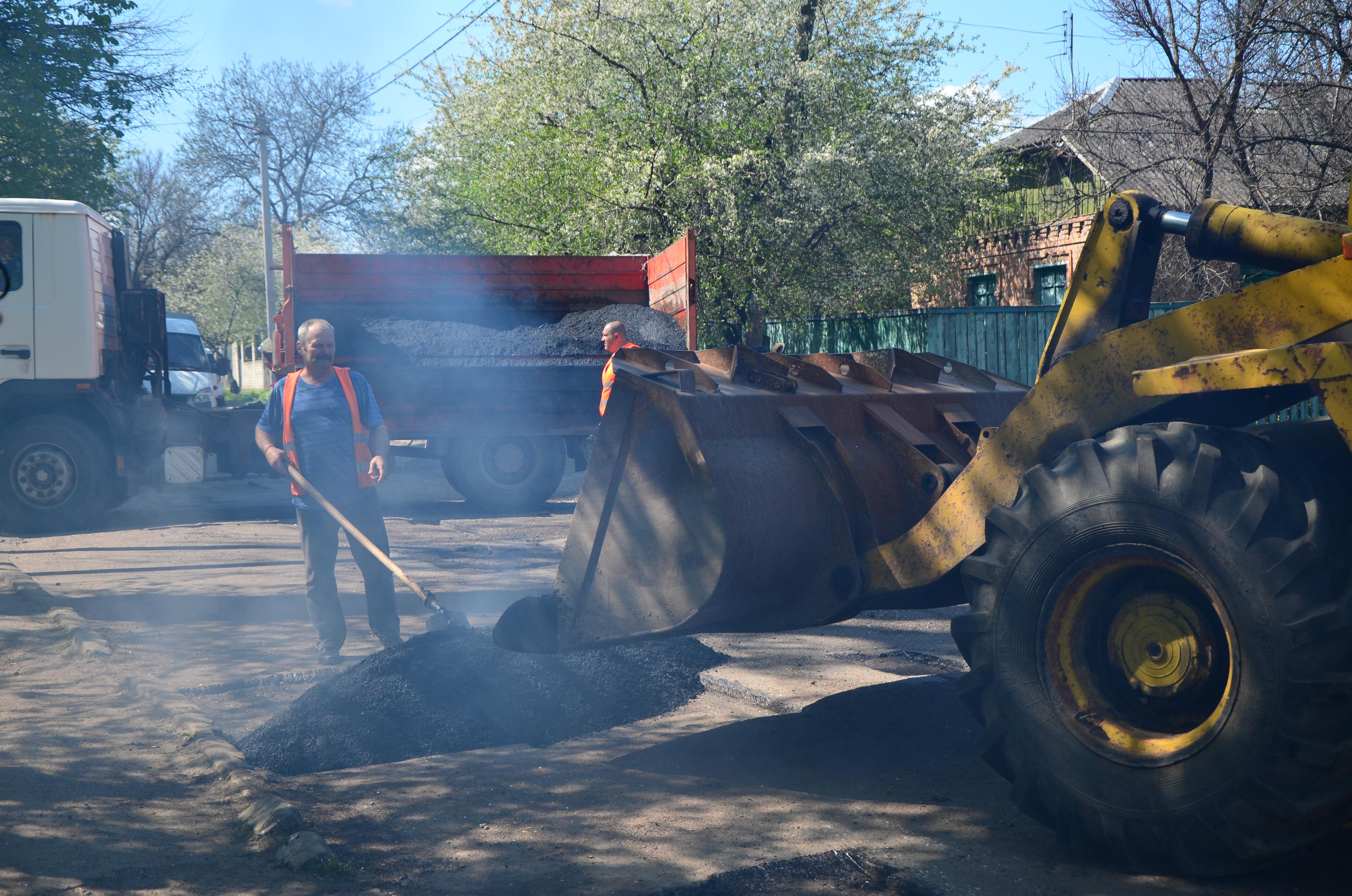 Працівники роблять ямковий ремонт на Комарова
