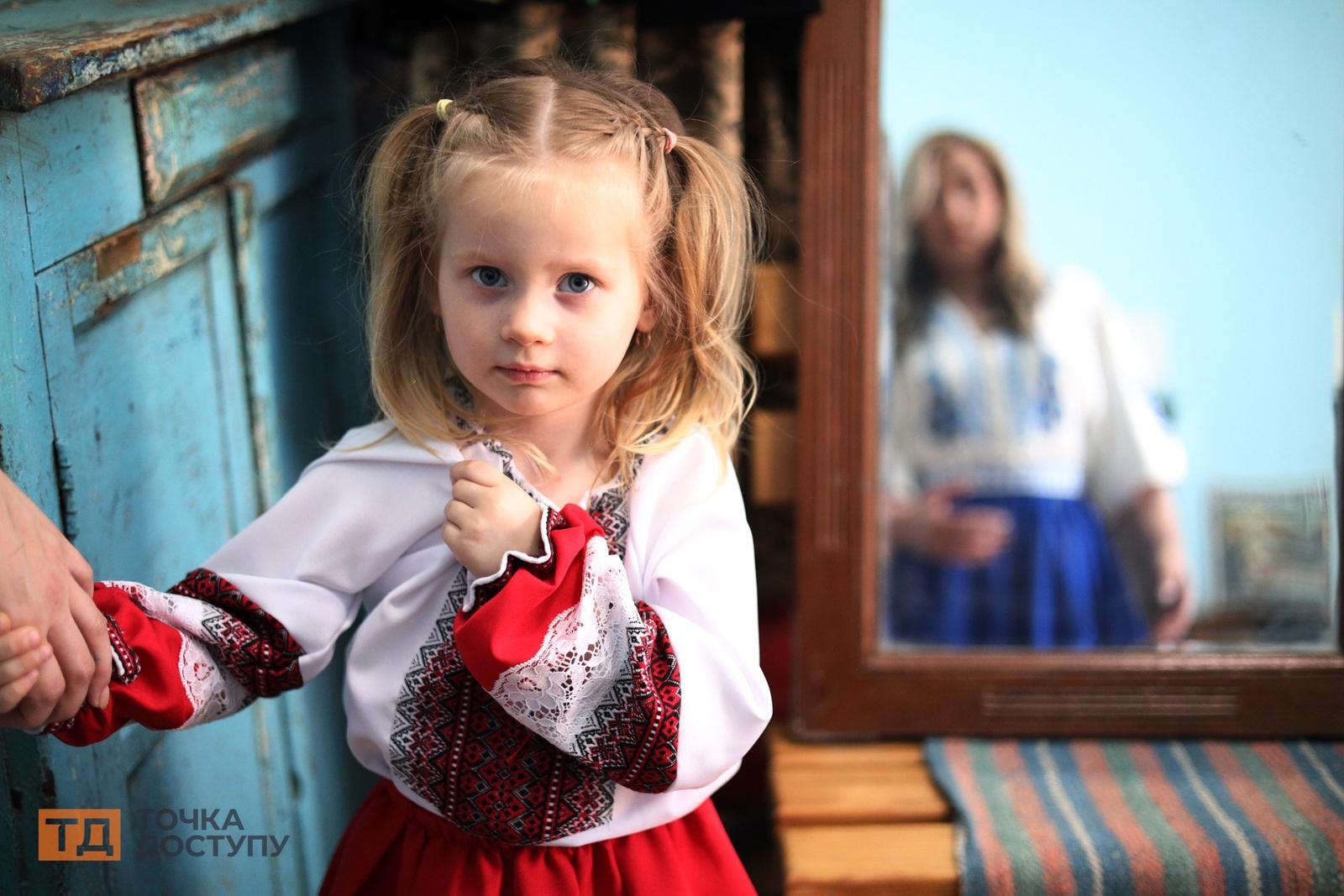 дитина у традиційному українському вбранні
